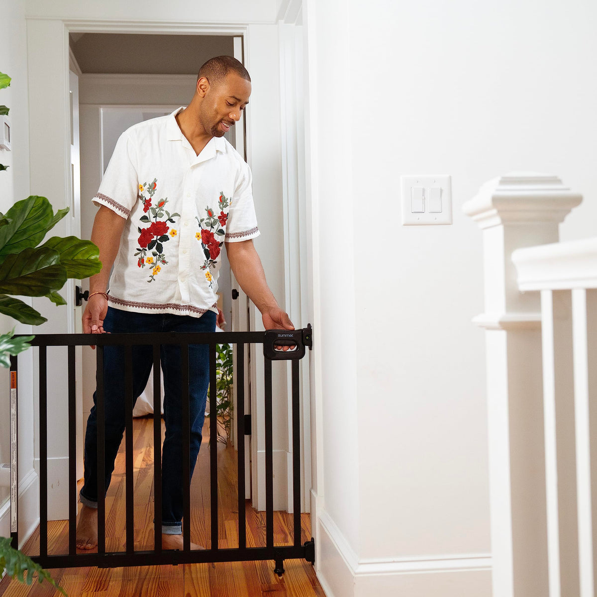 Summer Infant Deluxe Stairway Simple to Secure Safety Pet and Baby Gate (Black Wood)