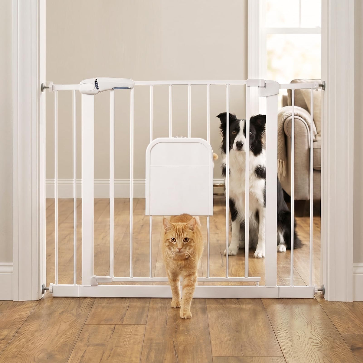 31 46“ Metal Pet Gate with Cat Door (Matte White / 31-46"Wide,30"Tall)